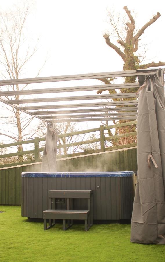 Caer Fedwen Barns Clwyd Cottage Two Bed, Barn Conversion With Private Hot Tub Bodfari エクステリア 写真